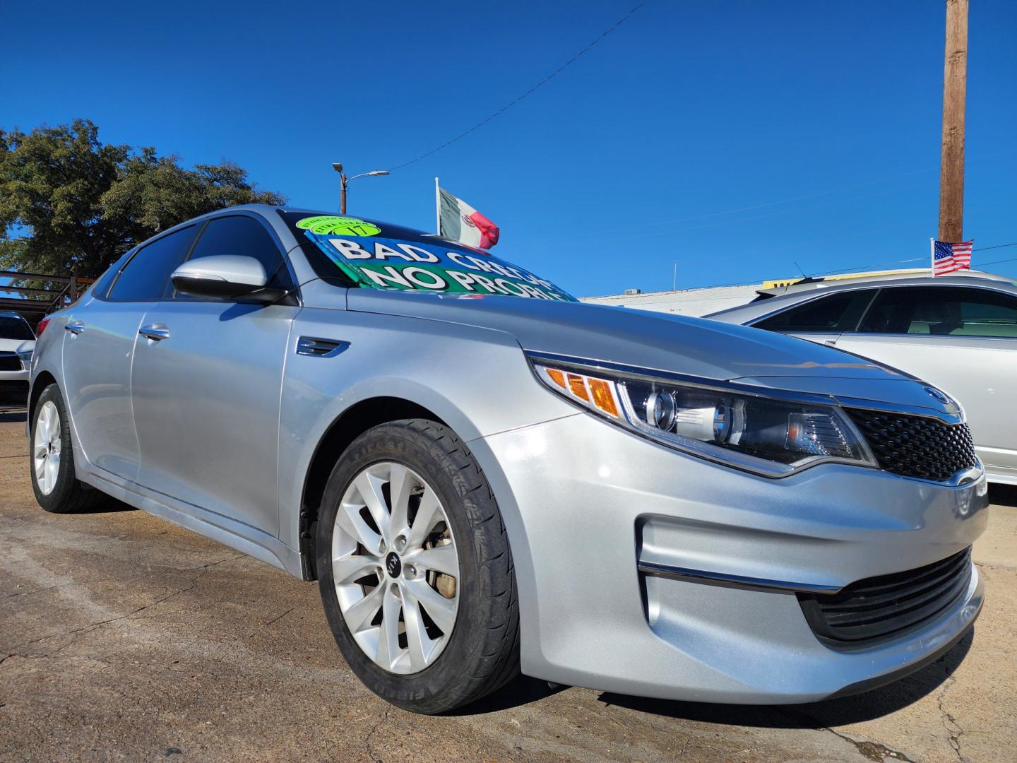 2017 SILVER /BLACK Kia Optima LX (5XXGT4L3XHG) with an 2.4L L4 DOHC 16V engine, 6A transmission, located at 2660 S.Garland Avenue, Garland, TX, 75041, (469) 298-3118, 32.885551, -96.655602 - Photo#1